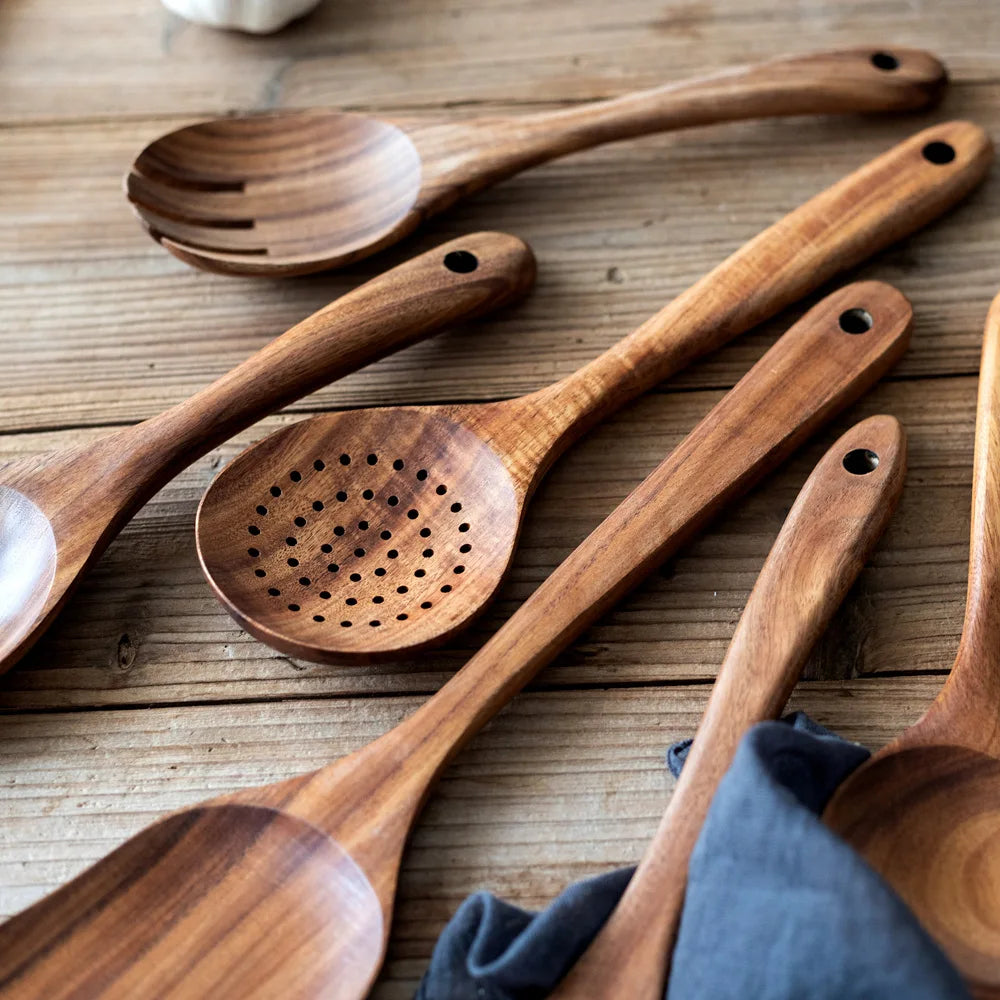 Küchenset aus natürlichem Teakholz – langlebige Küchenhelfer mit warmem Design